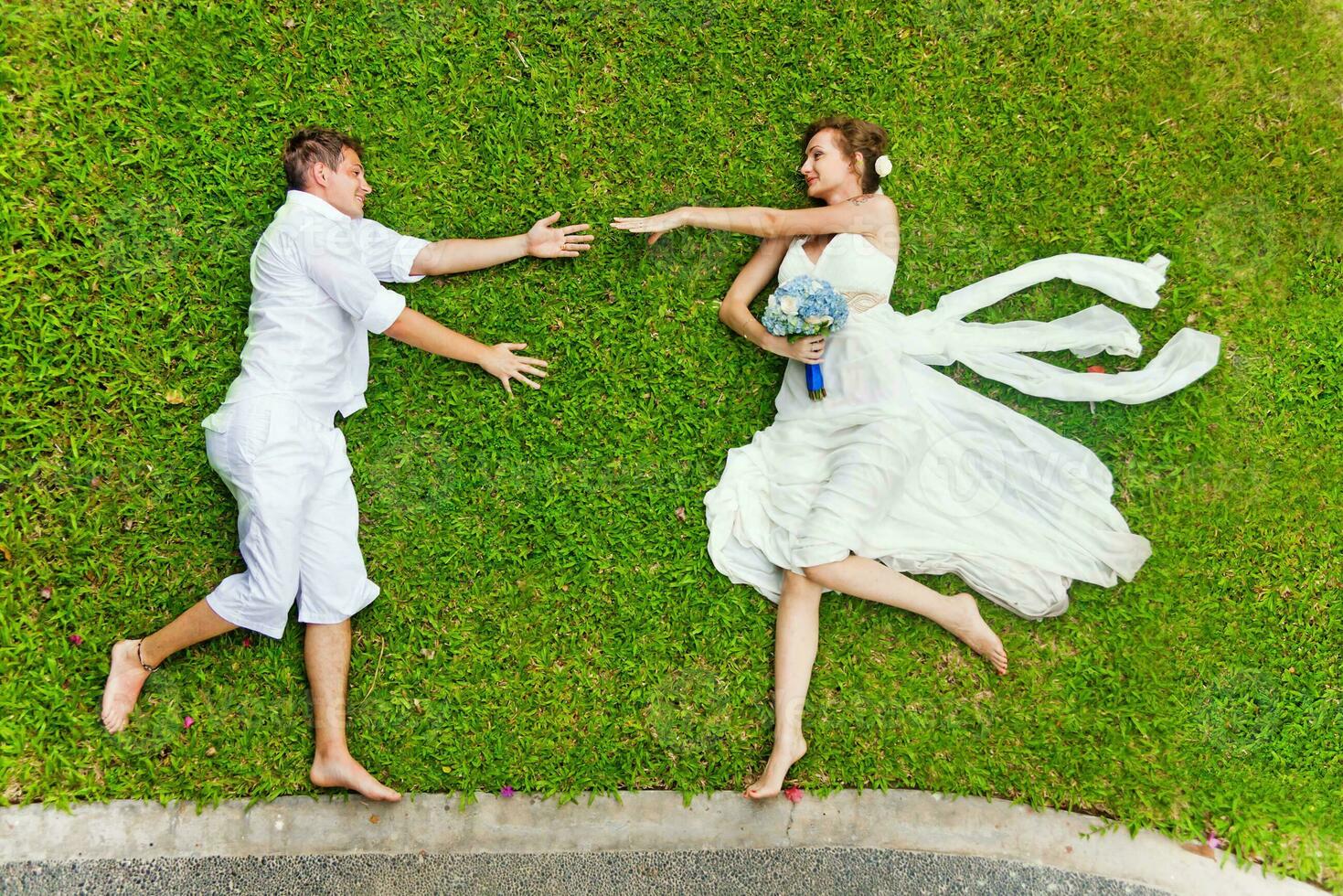 lindo recentemente casado casal. lua de mel e Casamento conceito foto