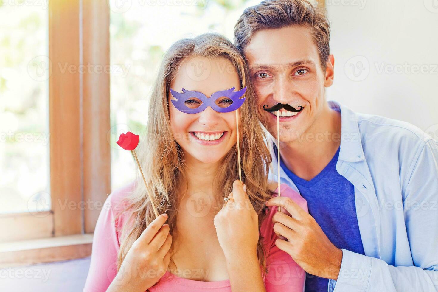 casal posando com bastão bigode e hipster Óculos acessórios. homem e mulher dentro festa fantasias foto