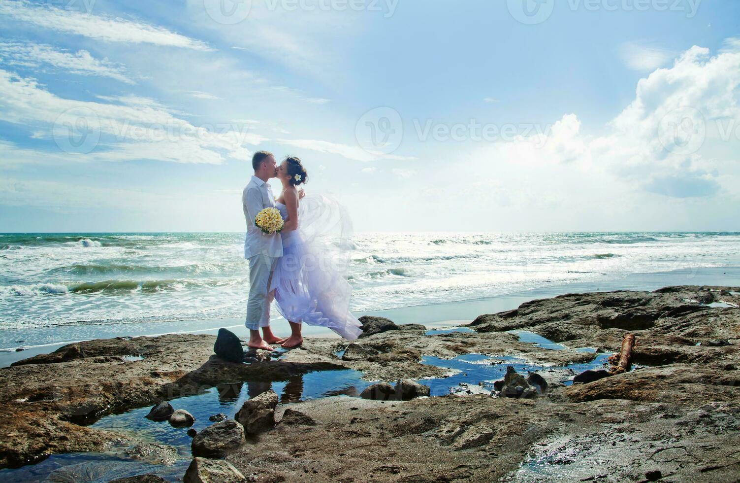 lindo, feliz recentemente casado casal foto