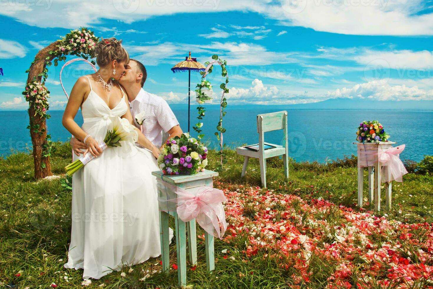 lindo recentemente casado casal. lua de mel e Casamento conceito foto