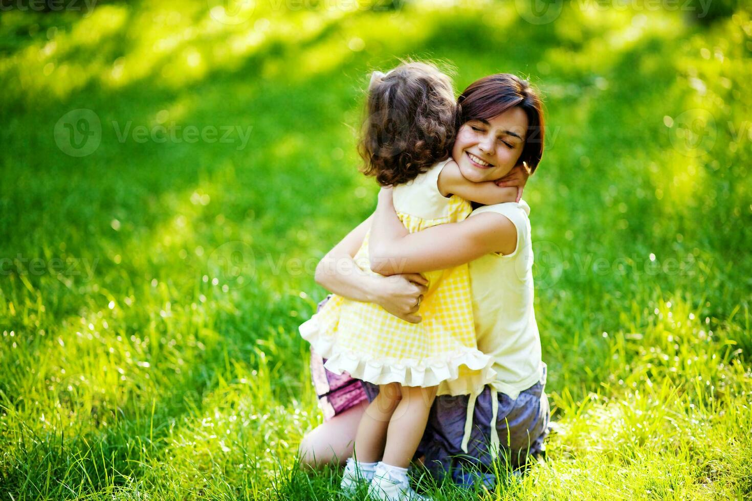 mãe e filha no parque foto