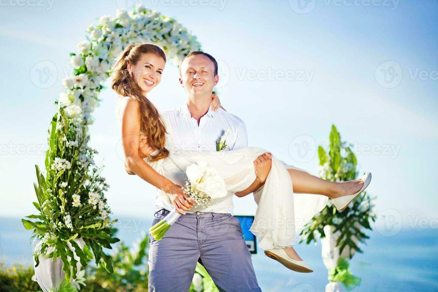 lindo recentemente casado casal. lua de mel e Casamento conceito foto