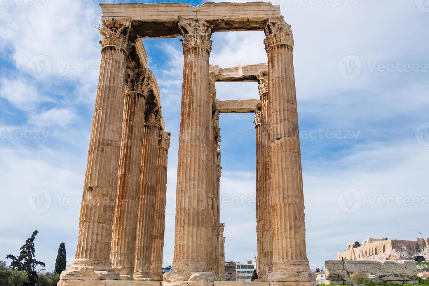 ruínas do antigo templo de Zeus Olímpico em Atenas, Grécia foto