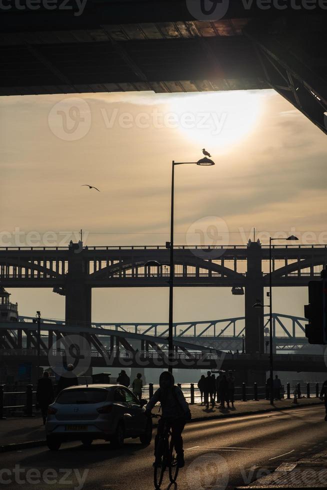 silhuetas de um ciclista em Newcastle, Inglaterra foto