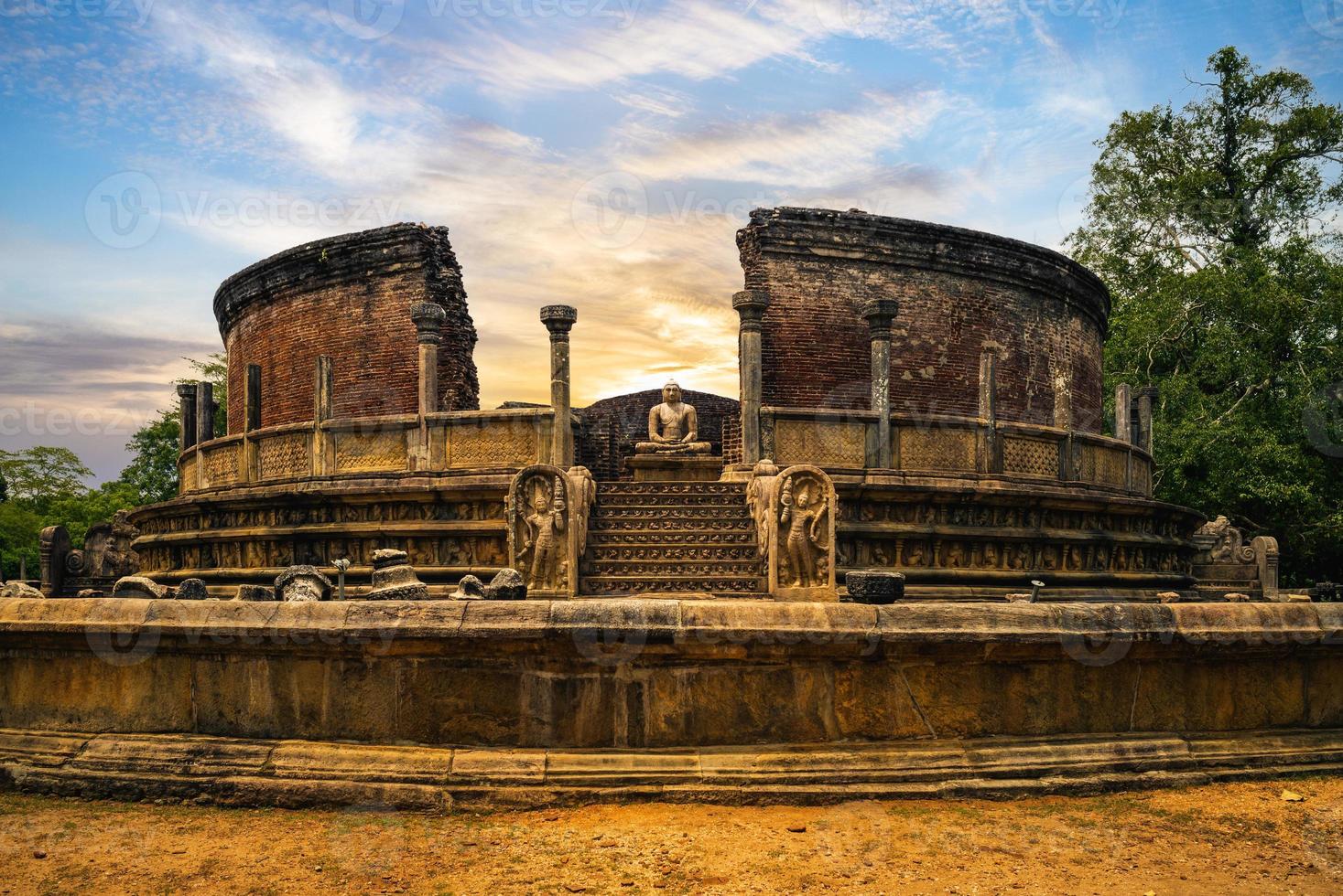 quadrilátero sagrado na cidade antiga de polonnaruwa, sri lanka foto