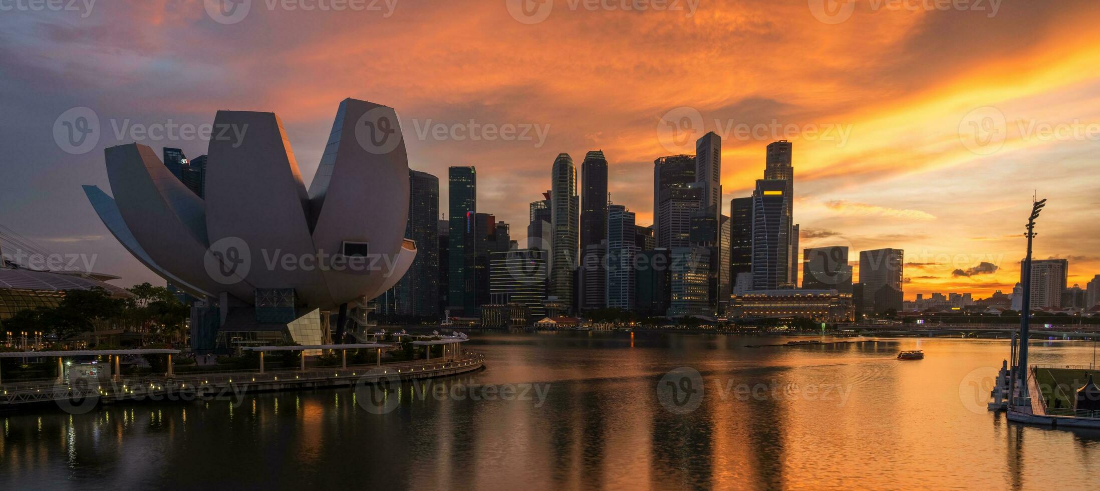 panorama Visão do Cingapura o negócio distrito e cidade às crepúsculo. Cingapura paisagem urbana às crepúsculo construção por aí marina baía. foto