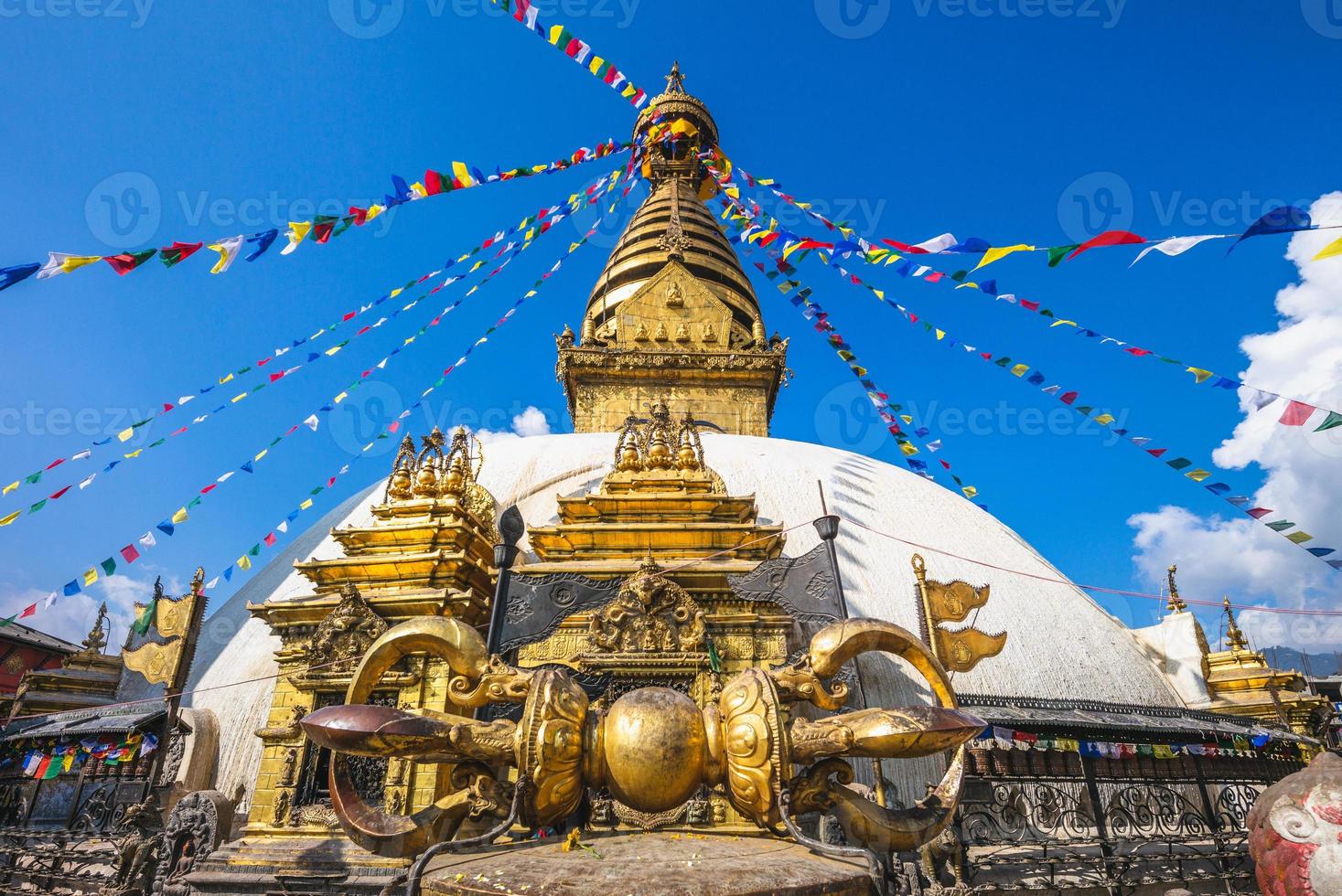 swayambhunath também conhecido como templo do macaco em kathmandu, nepal foto