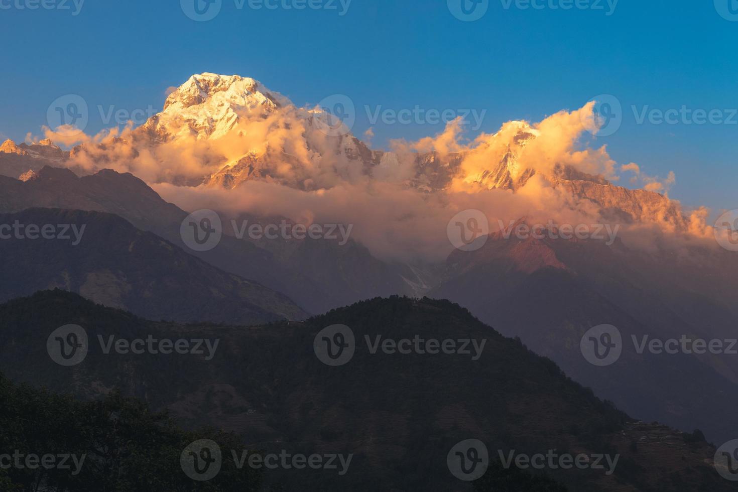 paisagem do maciço de annapurna em nepal ao anoitecer foto