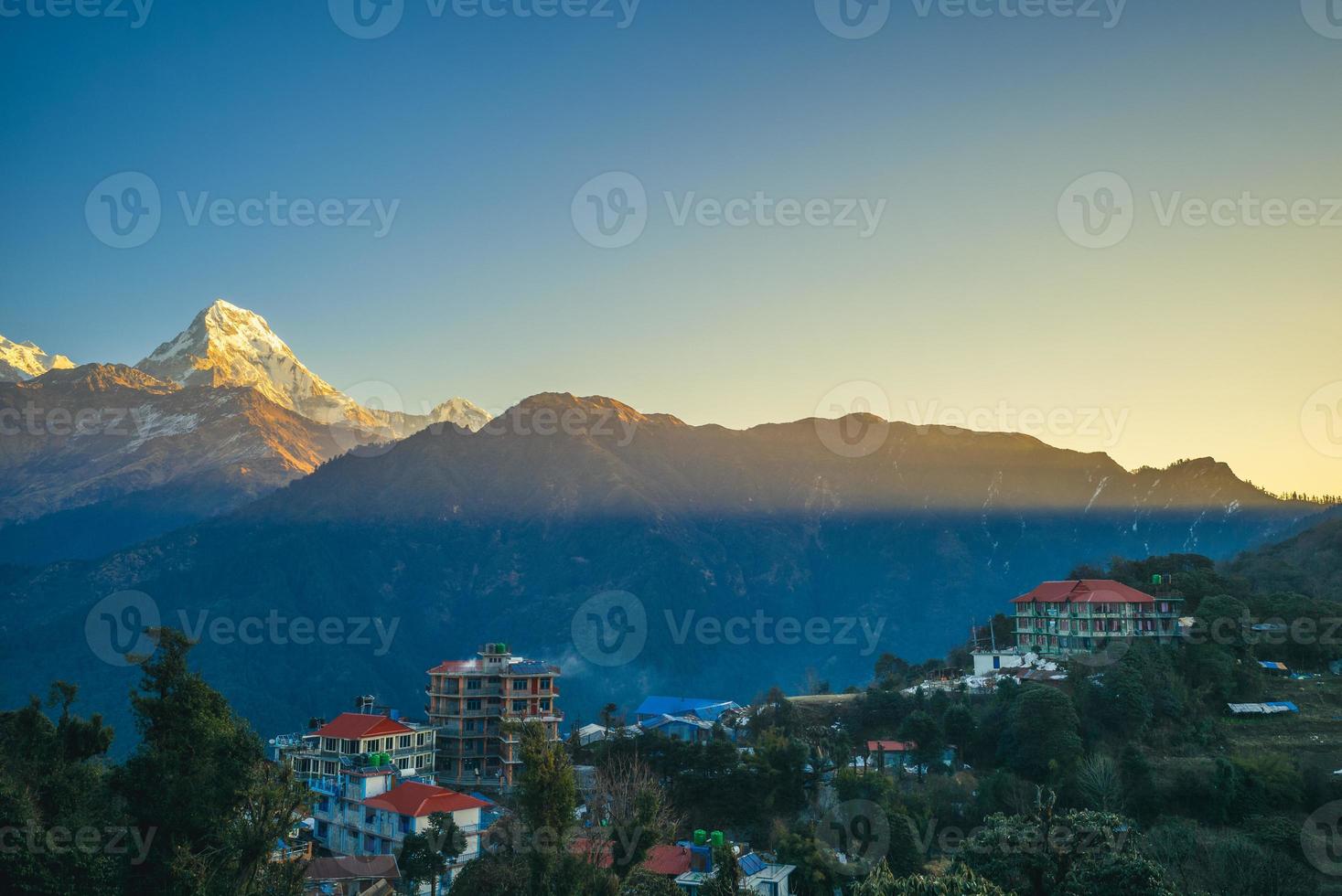 paisagem de nepal perto da vila de ghorepani com pico em cauda de peixe foto