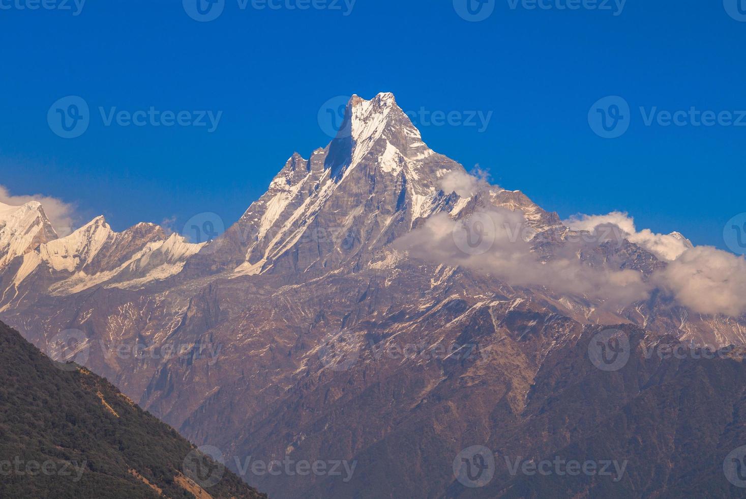 machapuchare também conhecido como pico de cauda de peixe em pokhara, nepal foto