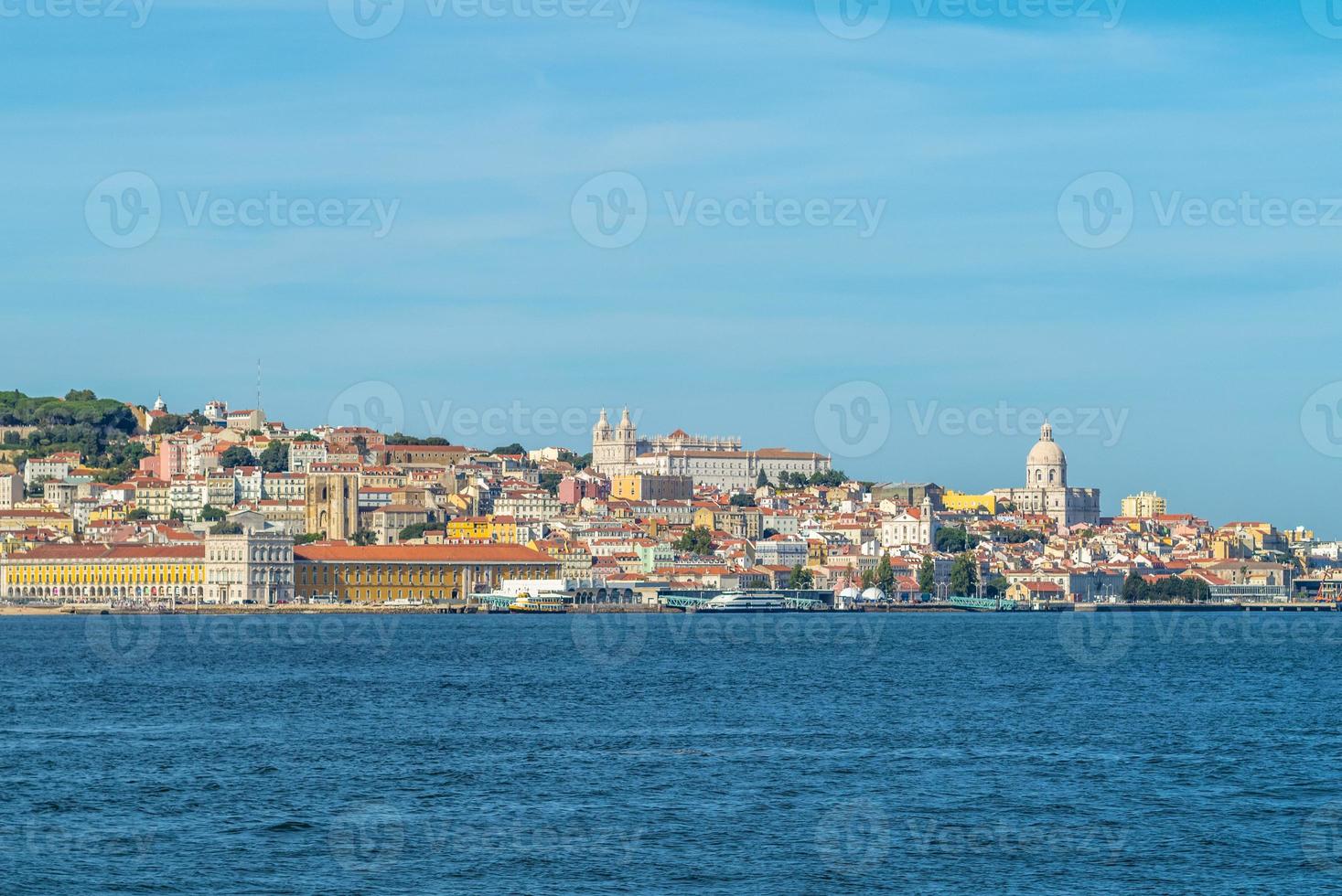 horizonte de lisboa junto ao rio tejo em portugal foto