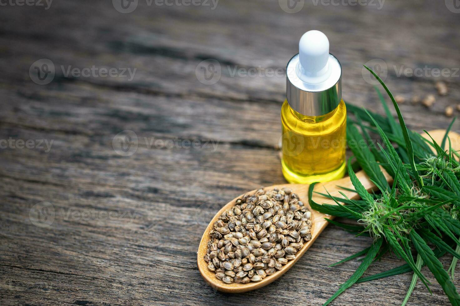 óleo de cânhamo na garrafa e sementes de cânhamo, óleo de cannabis - conceito de maconha medicinal. foto