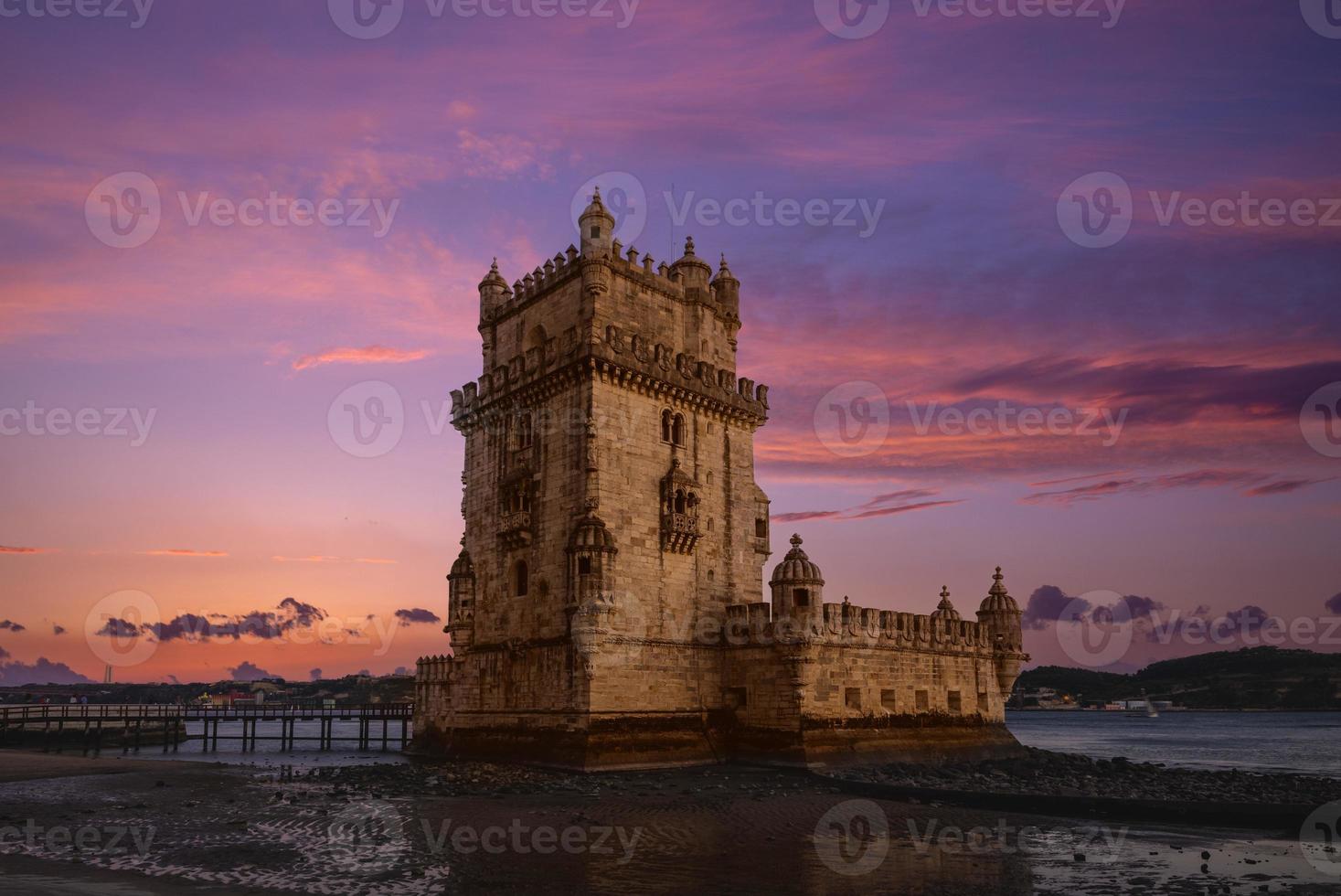 torre de belém no distrito de belém de lisboa em portugal ao anoitecer foto