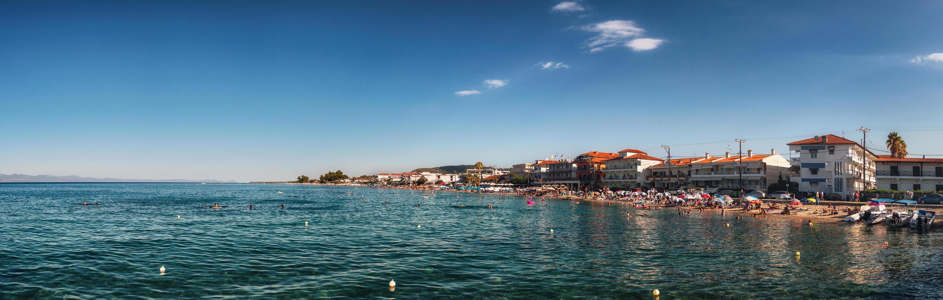 pefkohori, grécia, 26 de julho de 2017 - praia na cidade de pefkohori foto