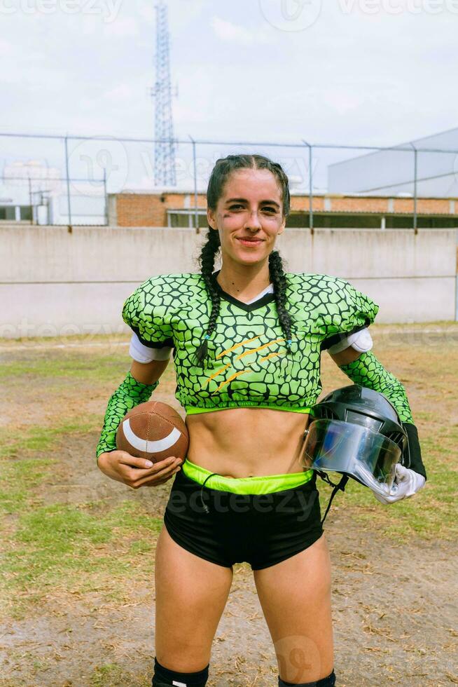 retrato do mexicano mulher americano futebol jogador vestindo uniforme com velociraptor pele padrões foto