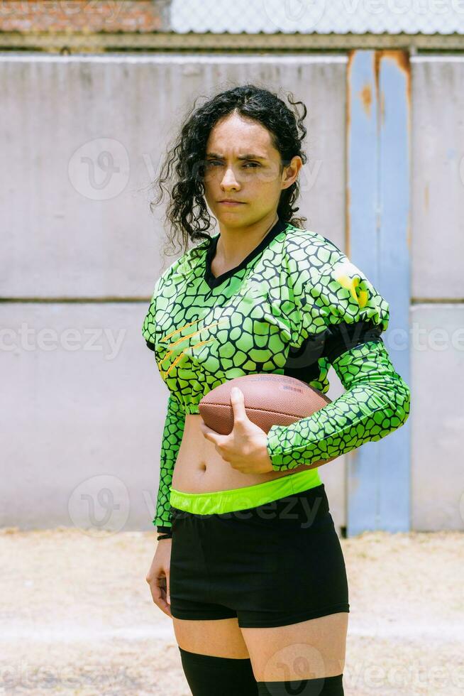 retrato do mexicano mulher americano futebol jogador vestindo uniforme com velociraptor pele padrões foto