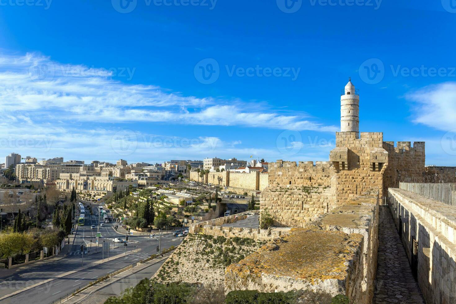 panorâmico Horizonte Visão do Jerusalém e árabe e judaico Vizinhança perto histórico Centro foto