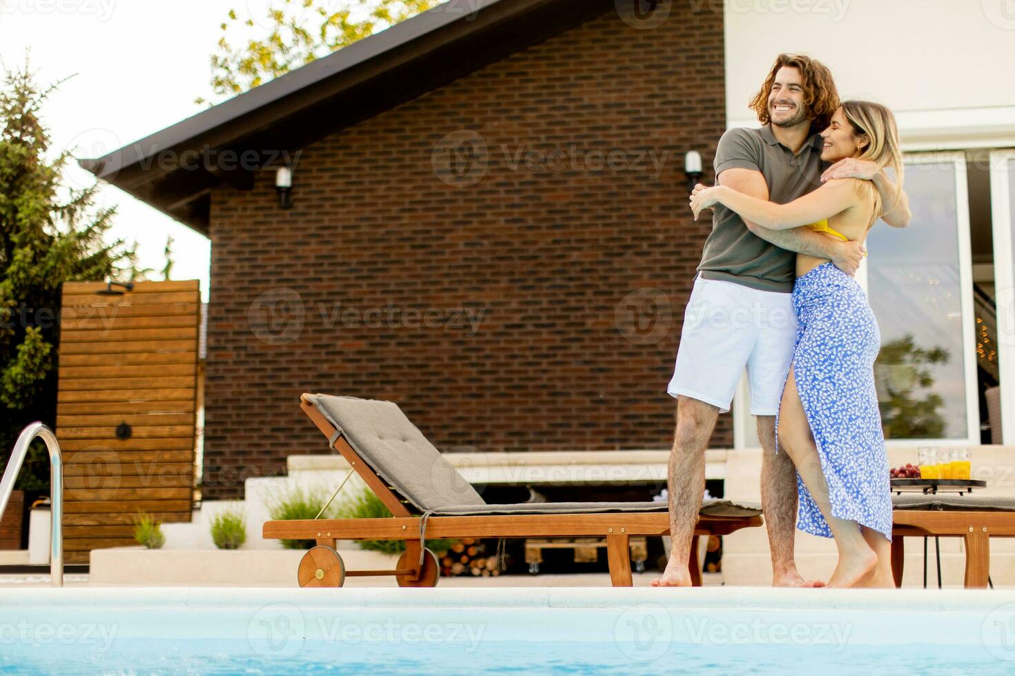 jovem casal relaxante de a natação piscina dentro a casa quintal foto