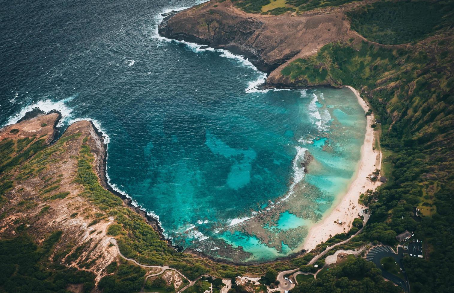 vista aérea do helicóptero de uma baía hanaúma em oahu, havaí foto