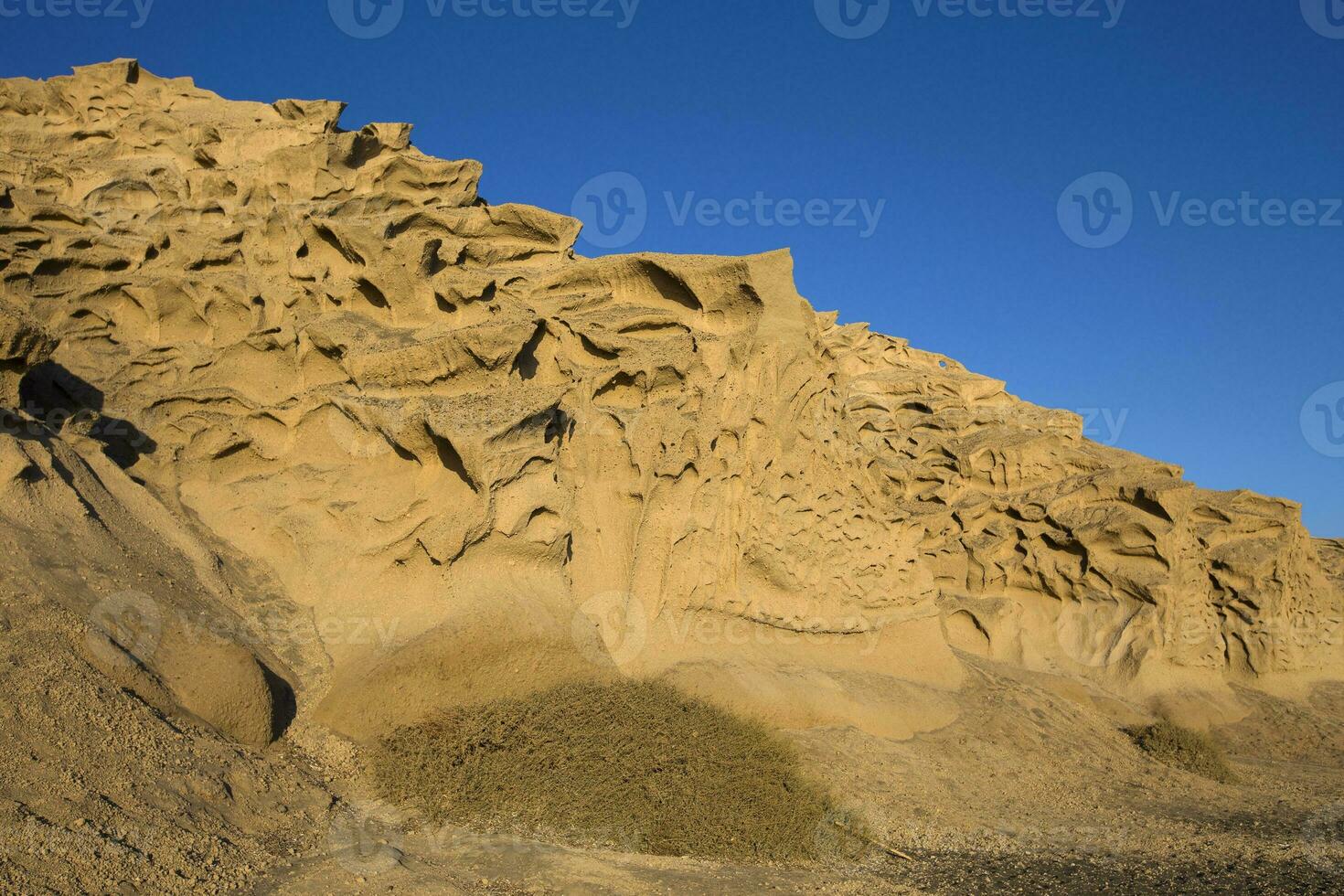 vlychada de praia vulcânico cinza areia Rocha formação em santorini ilha dentro Grécia foto