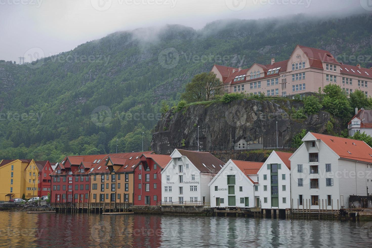 arquitetura clássica de bryggen na cidade de bergen, na noruega foto