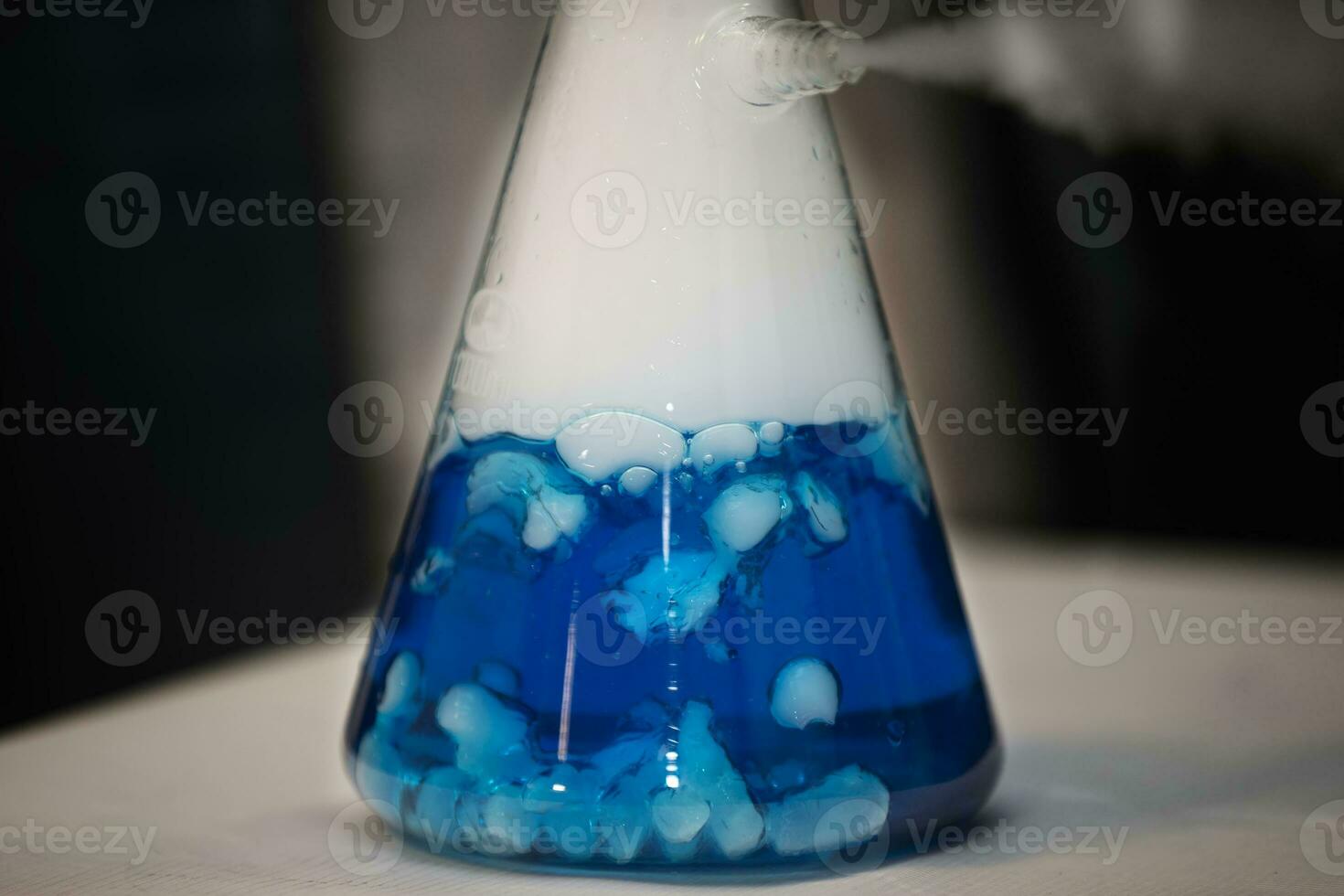 químico frasco com azul solução. experiências e experimentos. foto