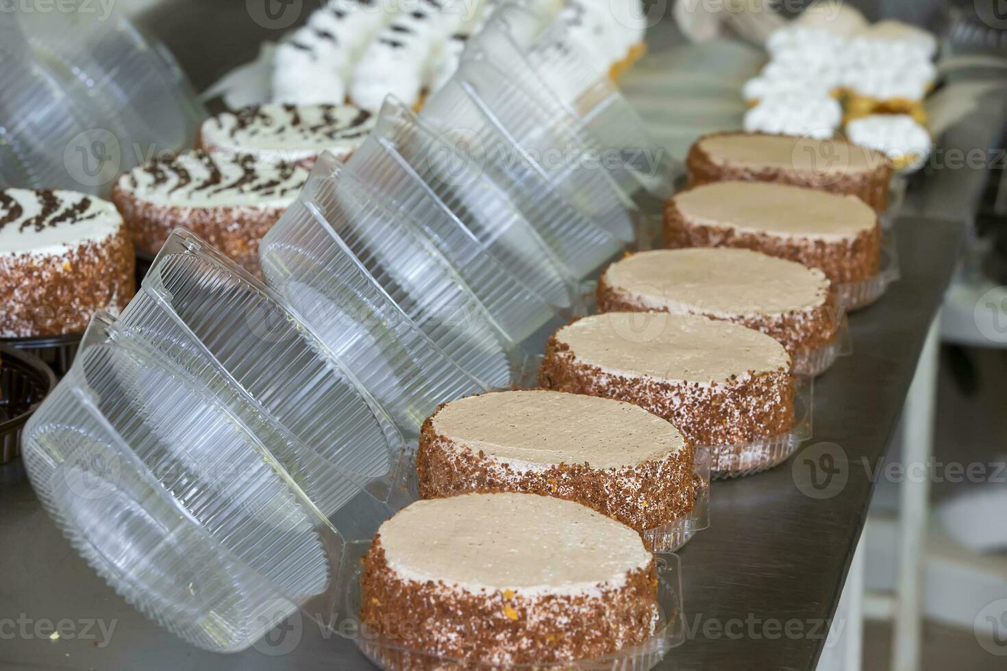 uma linha do pronto bolos dentro uma confeitaria fábrica. doces Produção. foto