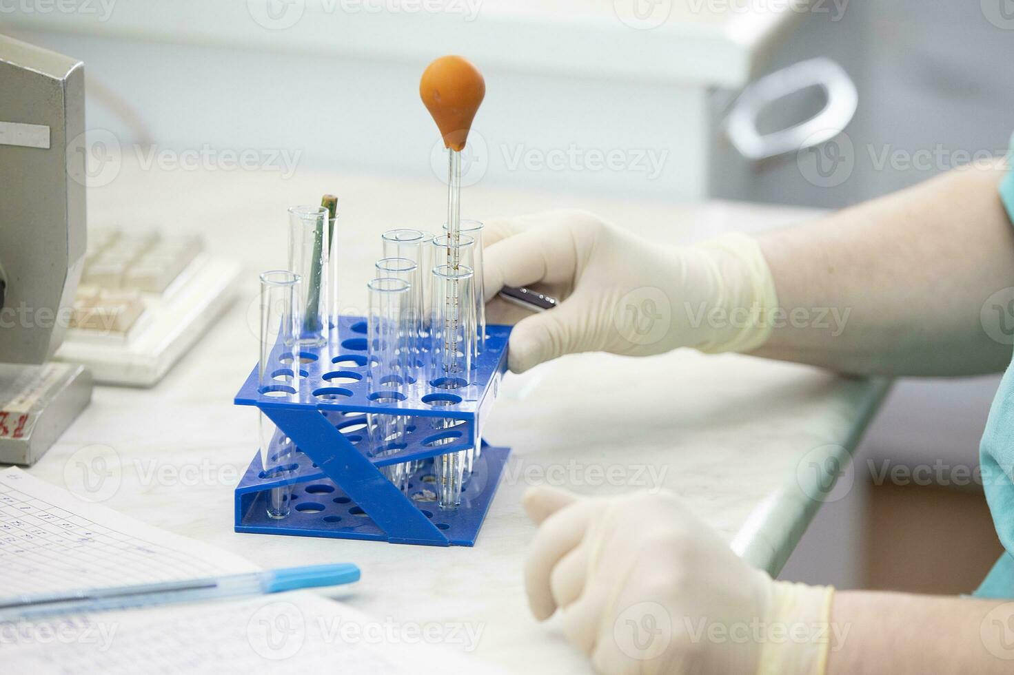 mãos do uma médico-laboratório assistente dentro borracha luvas aguarde vidro teste tubos. foto