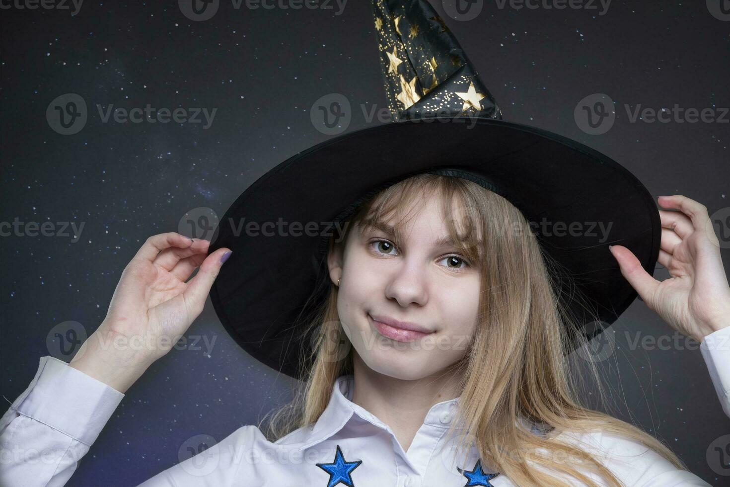 uma engraçado Adolescência menina vestindo uma santificado chapéu é tiro contra uma estrelado fundo olhando às a Câmera e sorridente. foto