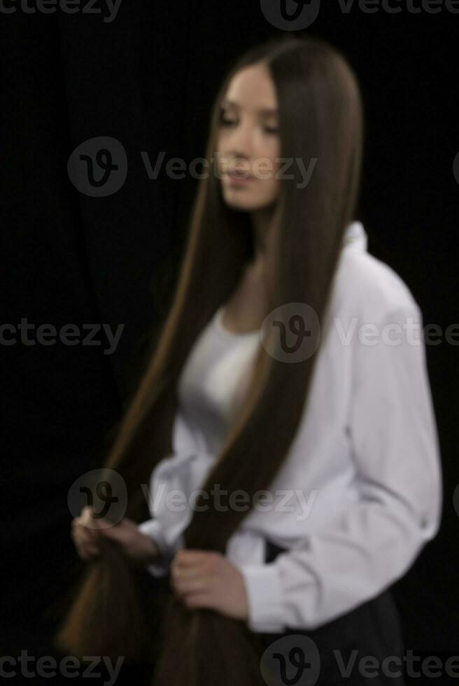 borrado foto do uma menina dentro rosofocus com grandes cabelo.