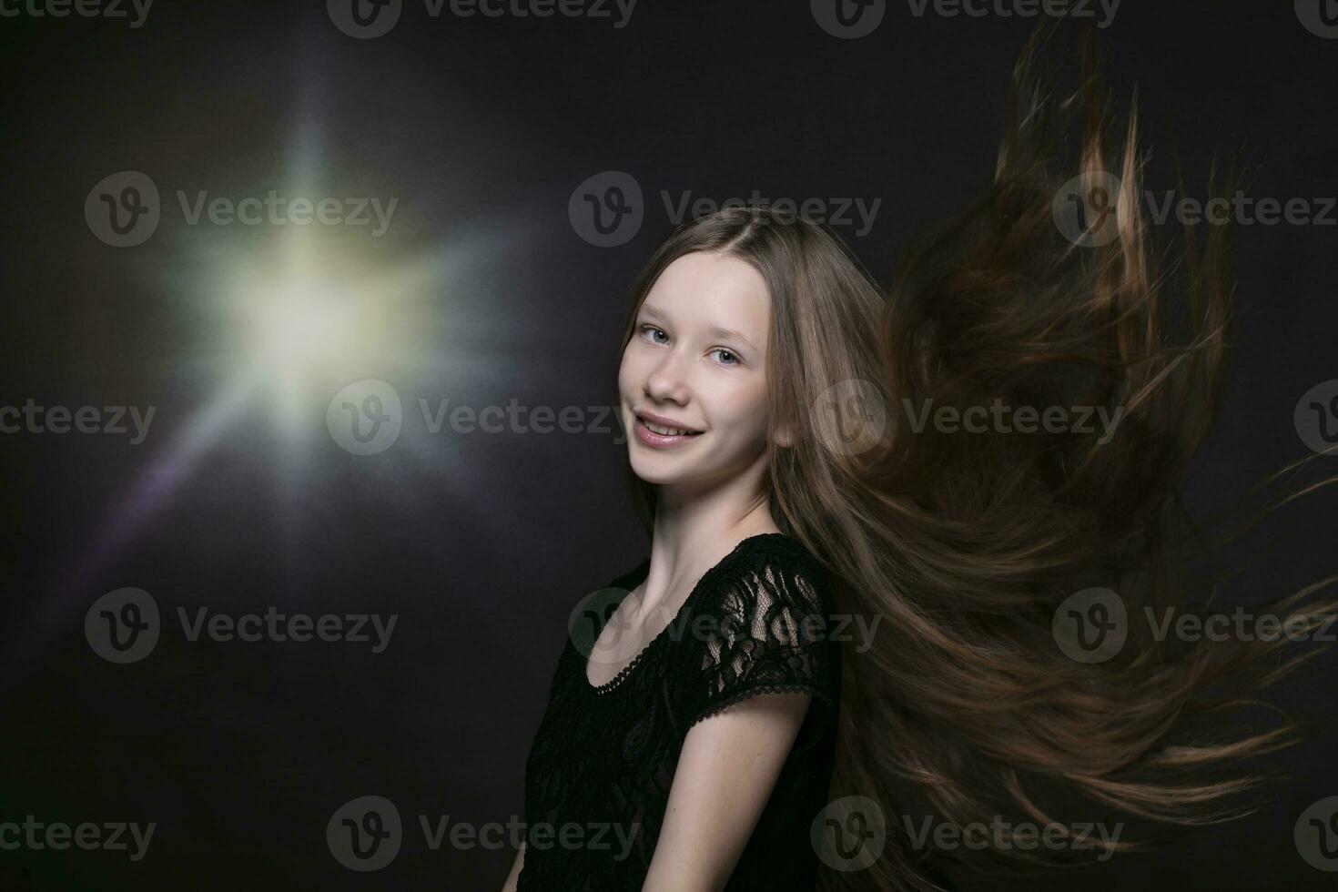 retrato do uma lindo Adolescência menina com tremulando fios do cabelo. foto