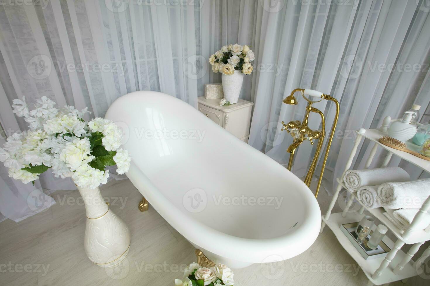 a interior do uma lindo banheiro dentro uma luxuoso estilo. foto