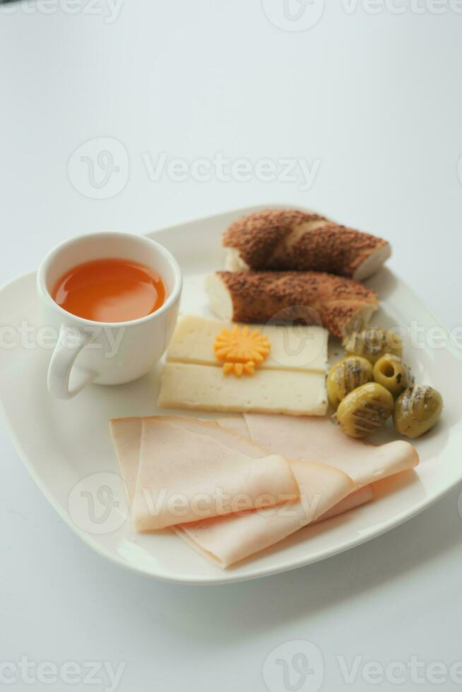 queijo tomate e Oliva em uma prato foto