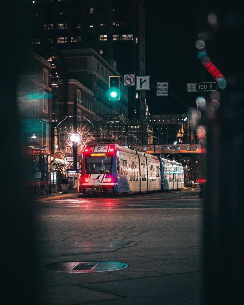 Salt Lake City, Utah 2020 - transporte público à noite em Salt Lake City foto