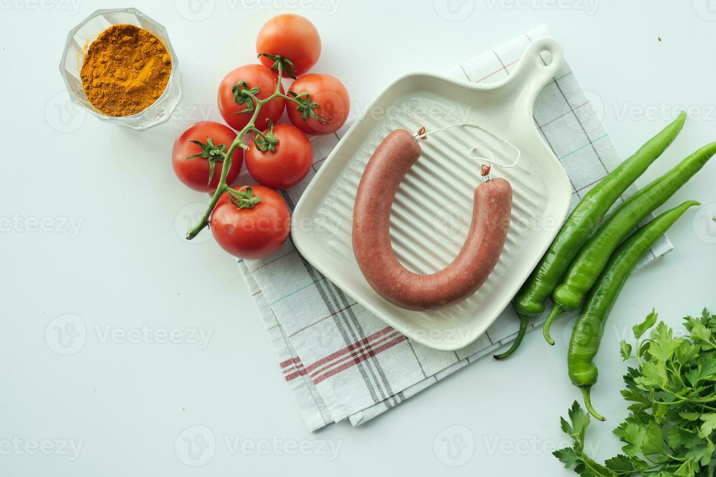 cru fresco linguiça e legumes em mesa foto