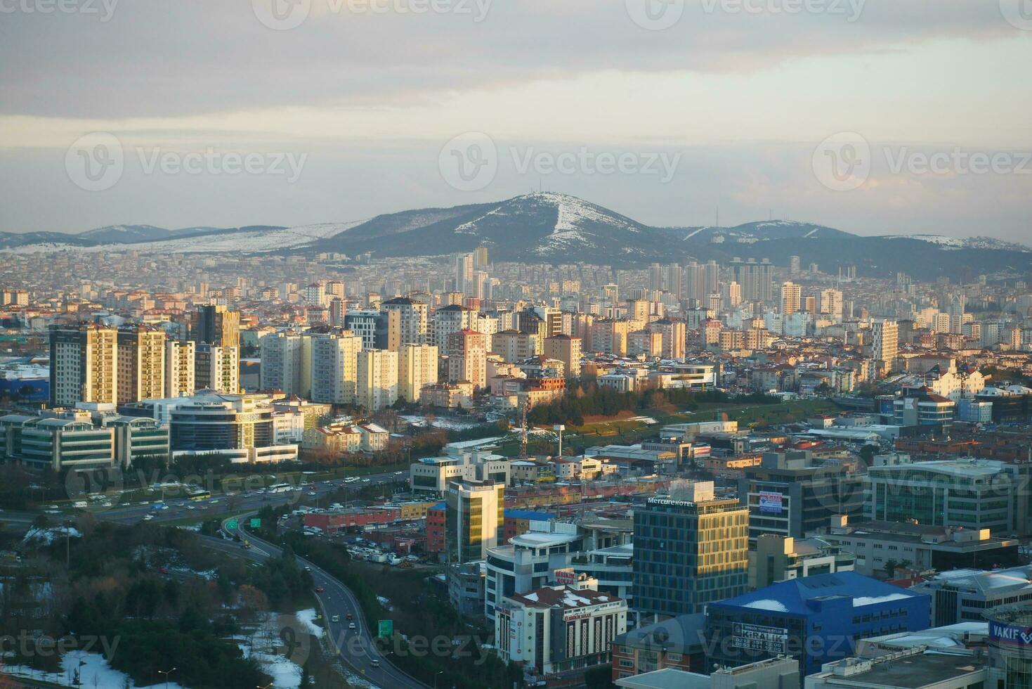 arialview do Istambul financeiro e residencial edifícios às manhã foto