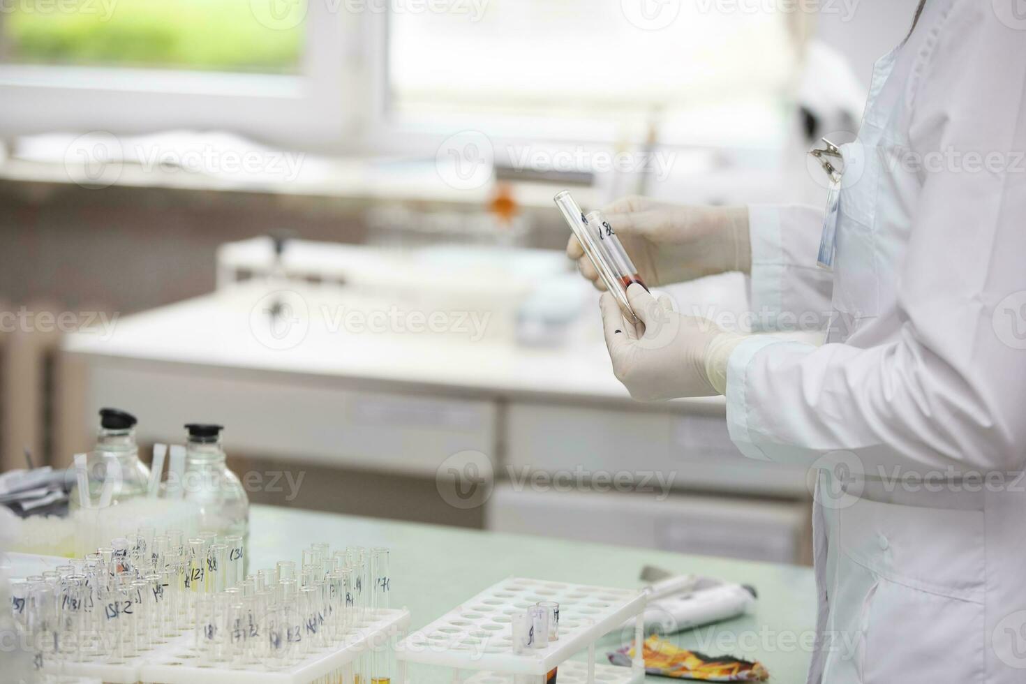 médico laboratório. a médico mãos estão segurando vidro teste tubos. foto