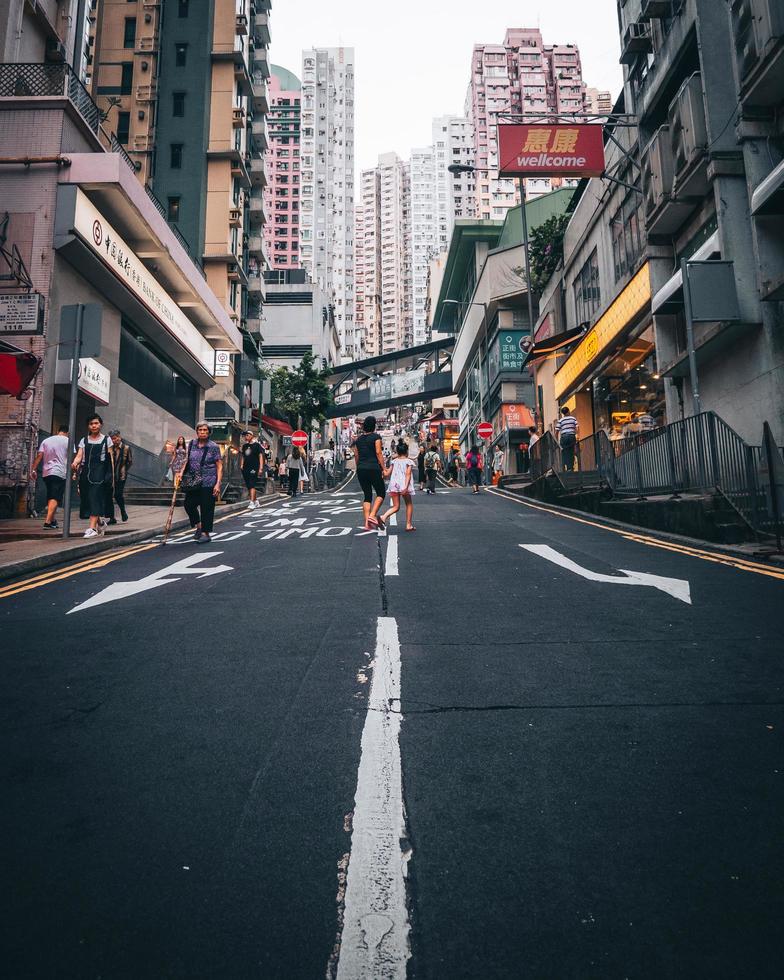 hong kong, china 2019 - pessoas caminhando nas ruas de hong kong foto