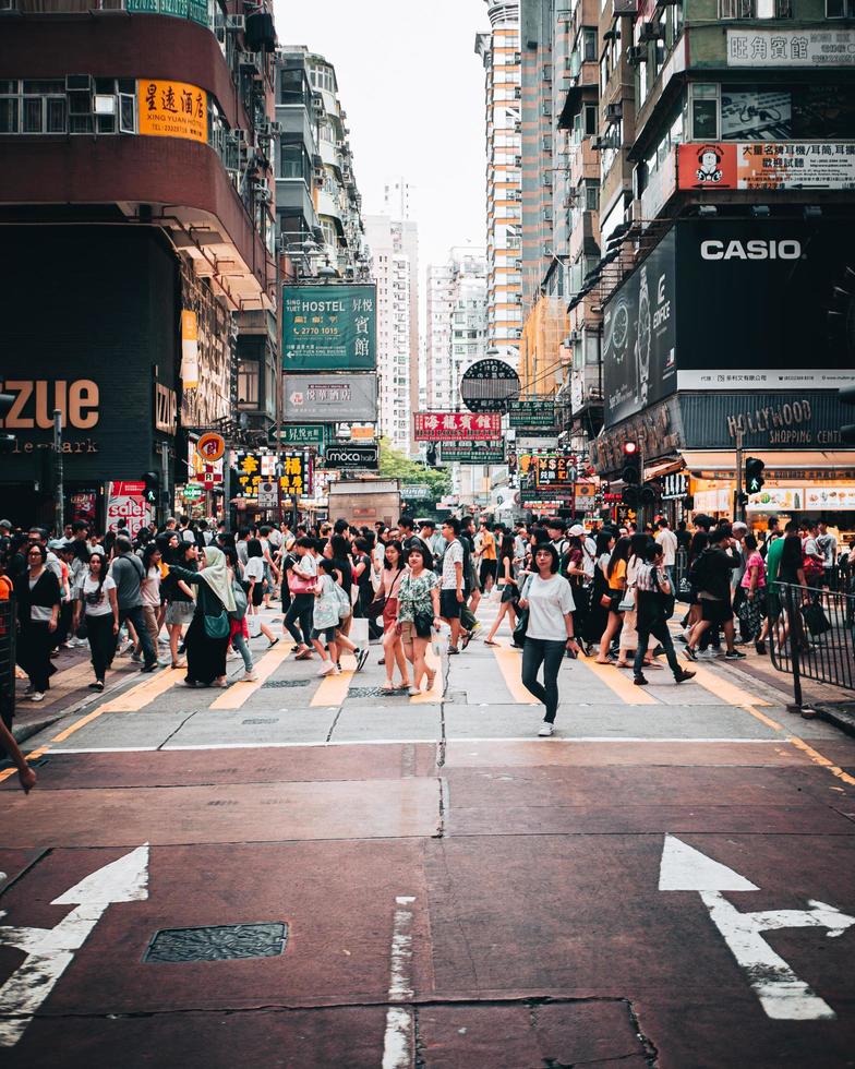 hong kong, china 2019 - pessoas andando nas ruas em mongkok, hong kong, china foto