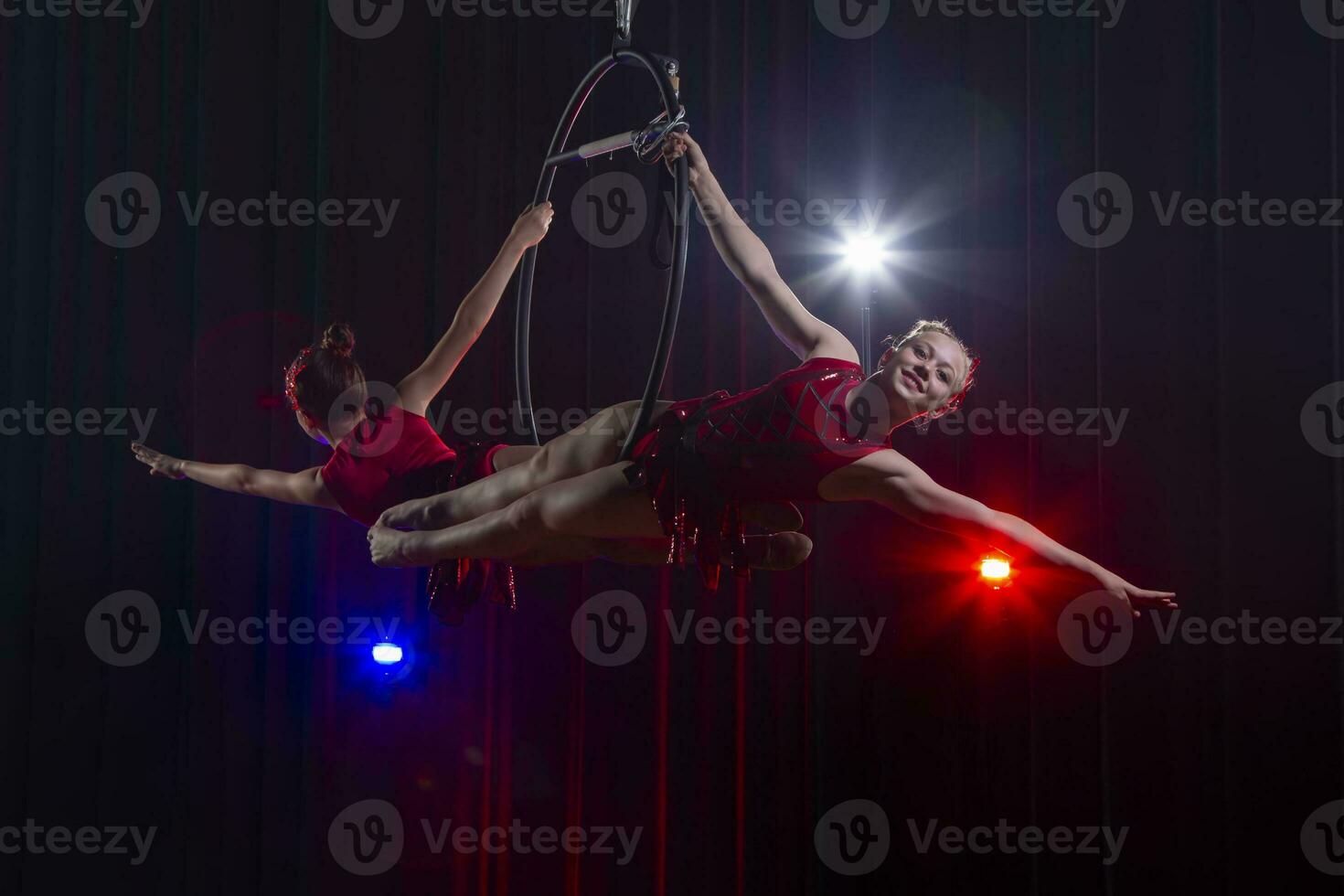 circo acrobatas ginastas executar em uma etapa Sombrio fundo. foto