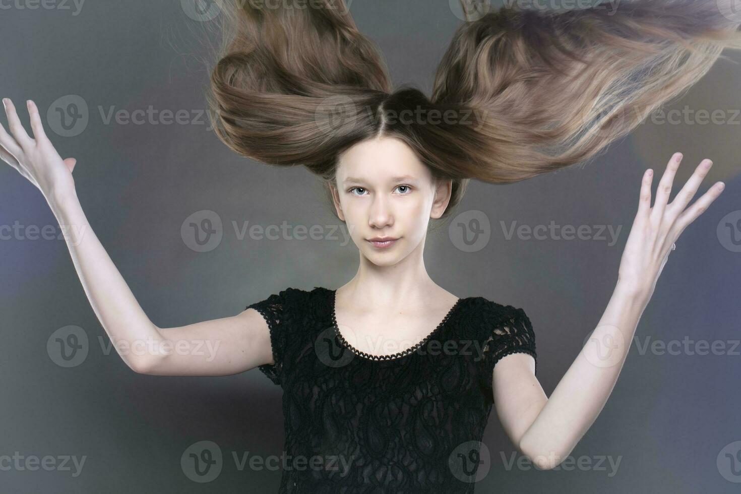 retrato do uma lindo Adolescência menina com tremulando fios do cabelo. foto