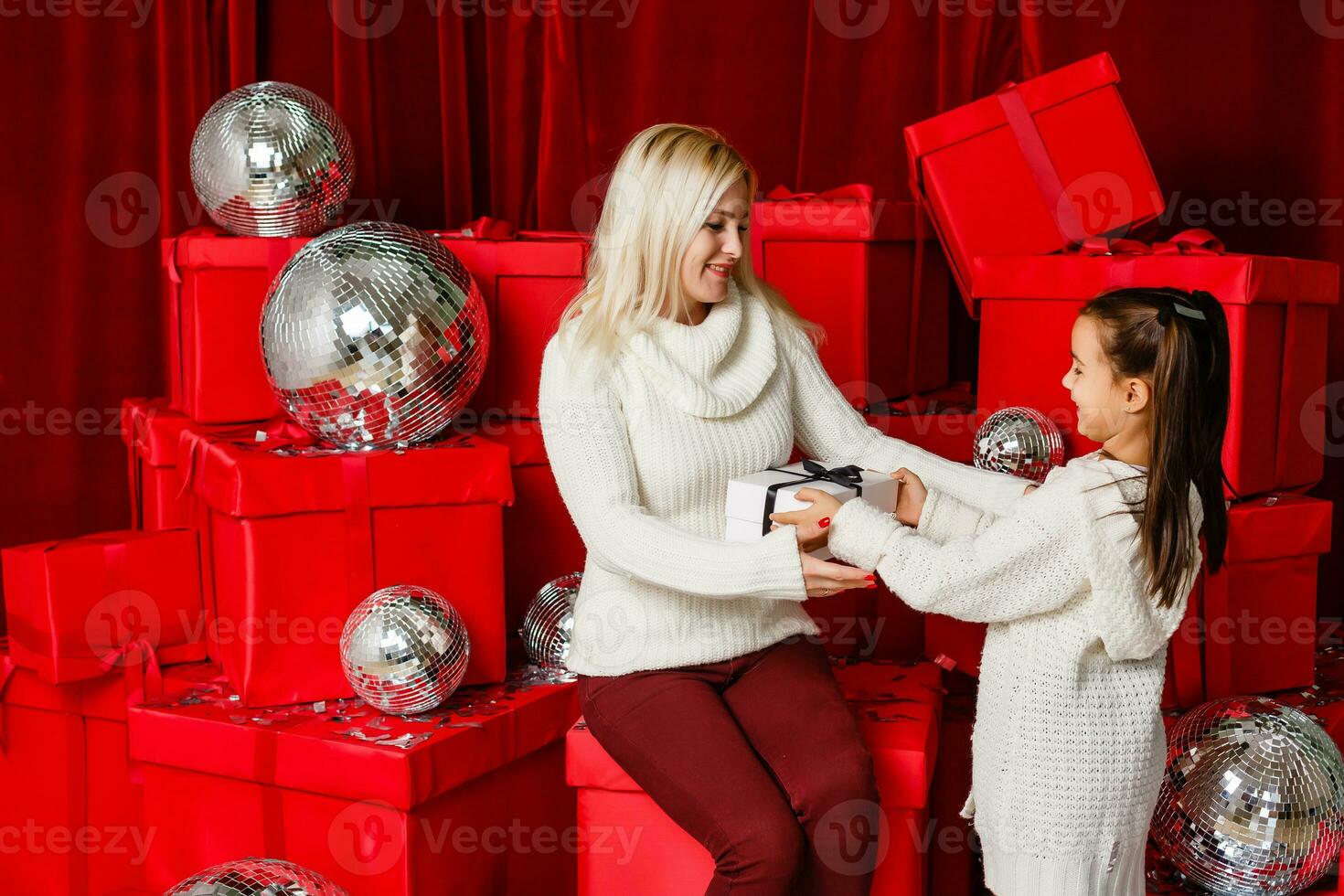 cenário do mãe e filha com presente caixas, Natal foto