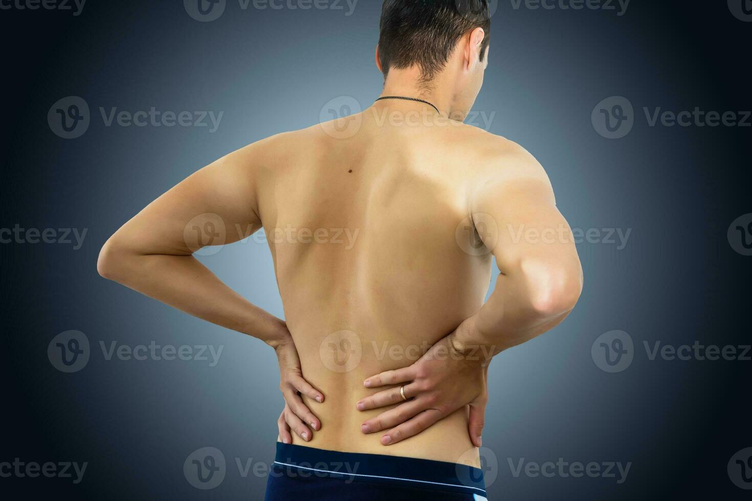 mais baixo costas dor. homem segurando dele costas dentro dor. médico conceito. foto