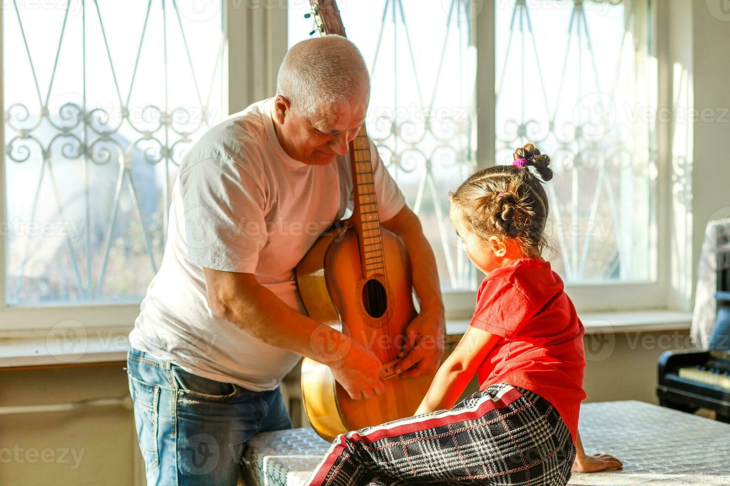 acústico guitarra amarrando, para faço uma reparar foto