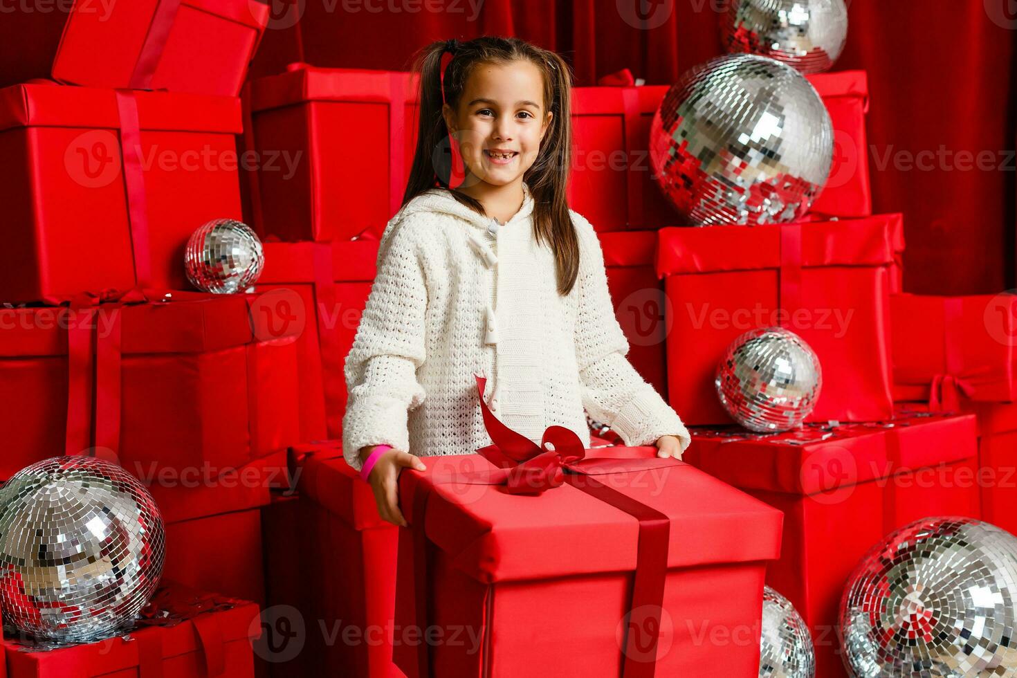 menina feliz com presentes de natal foto