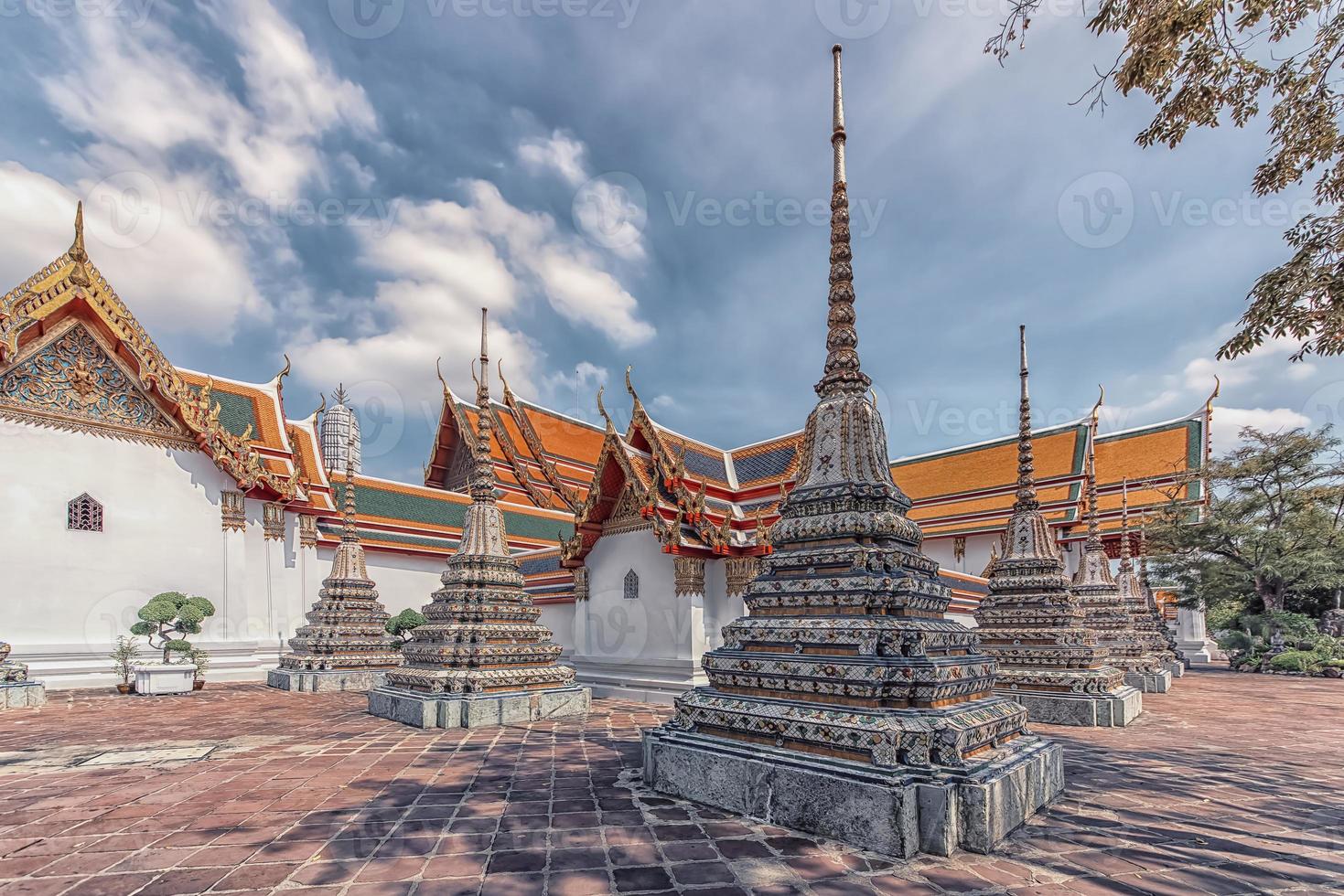 templo wat pho em bangkok tailândia foto