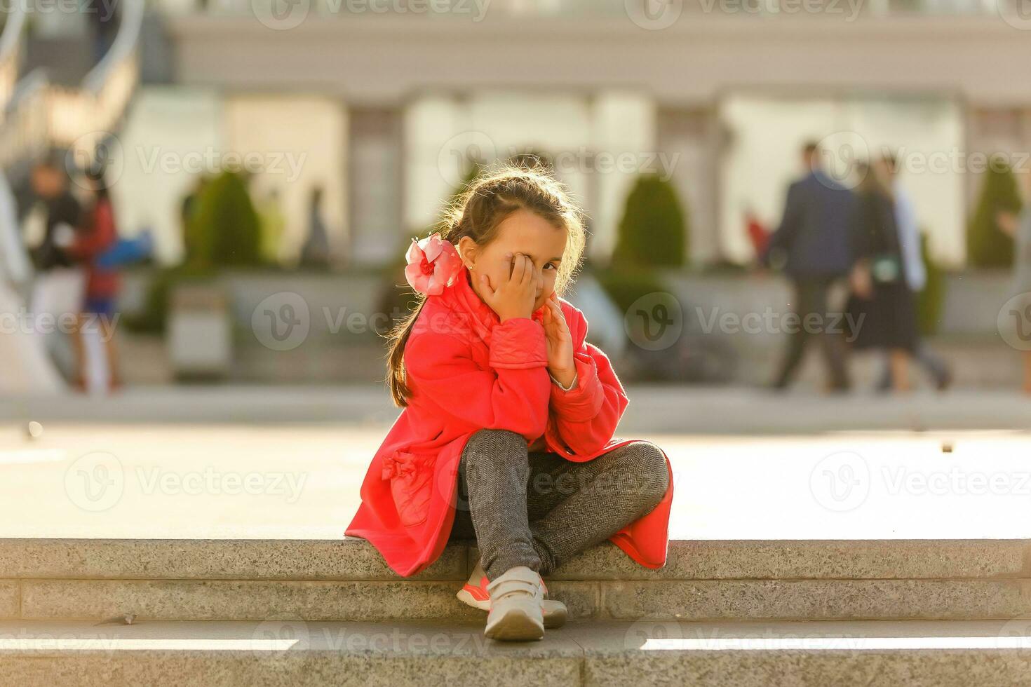 adorável pequeno menina ao ar livre sentado foto