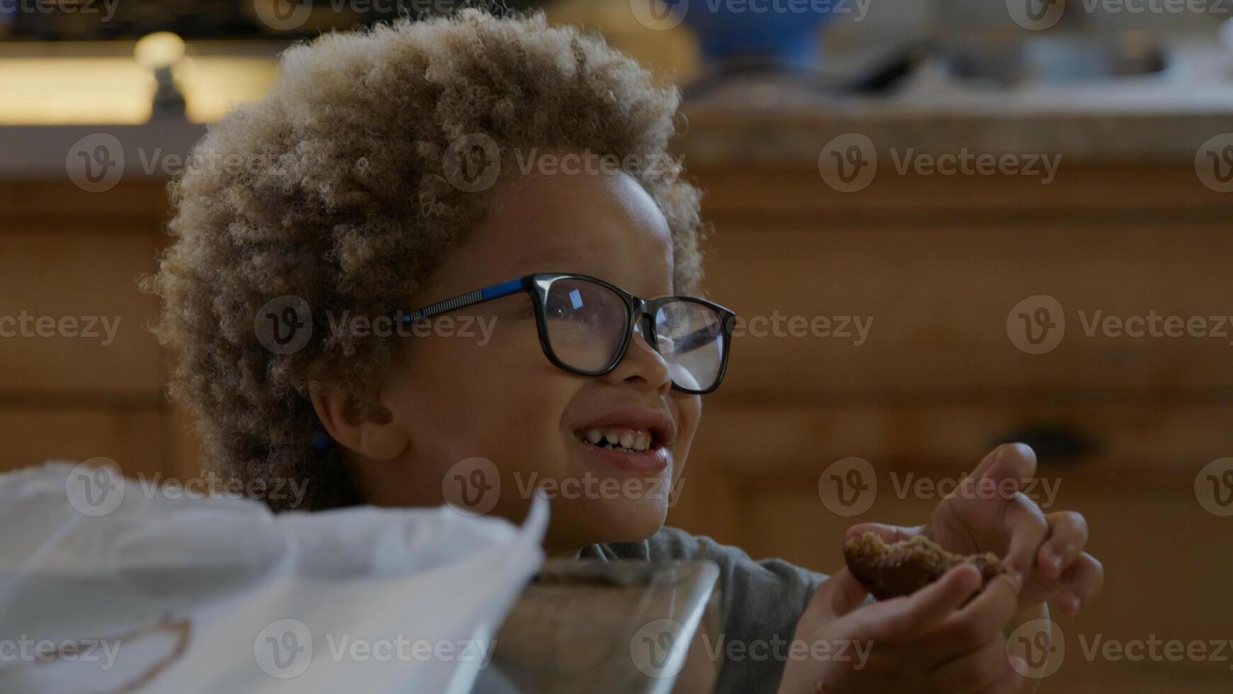 menino contando biscoitos recém-assados na assadeira foto