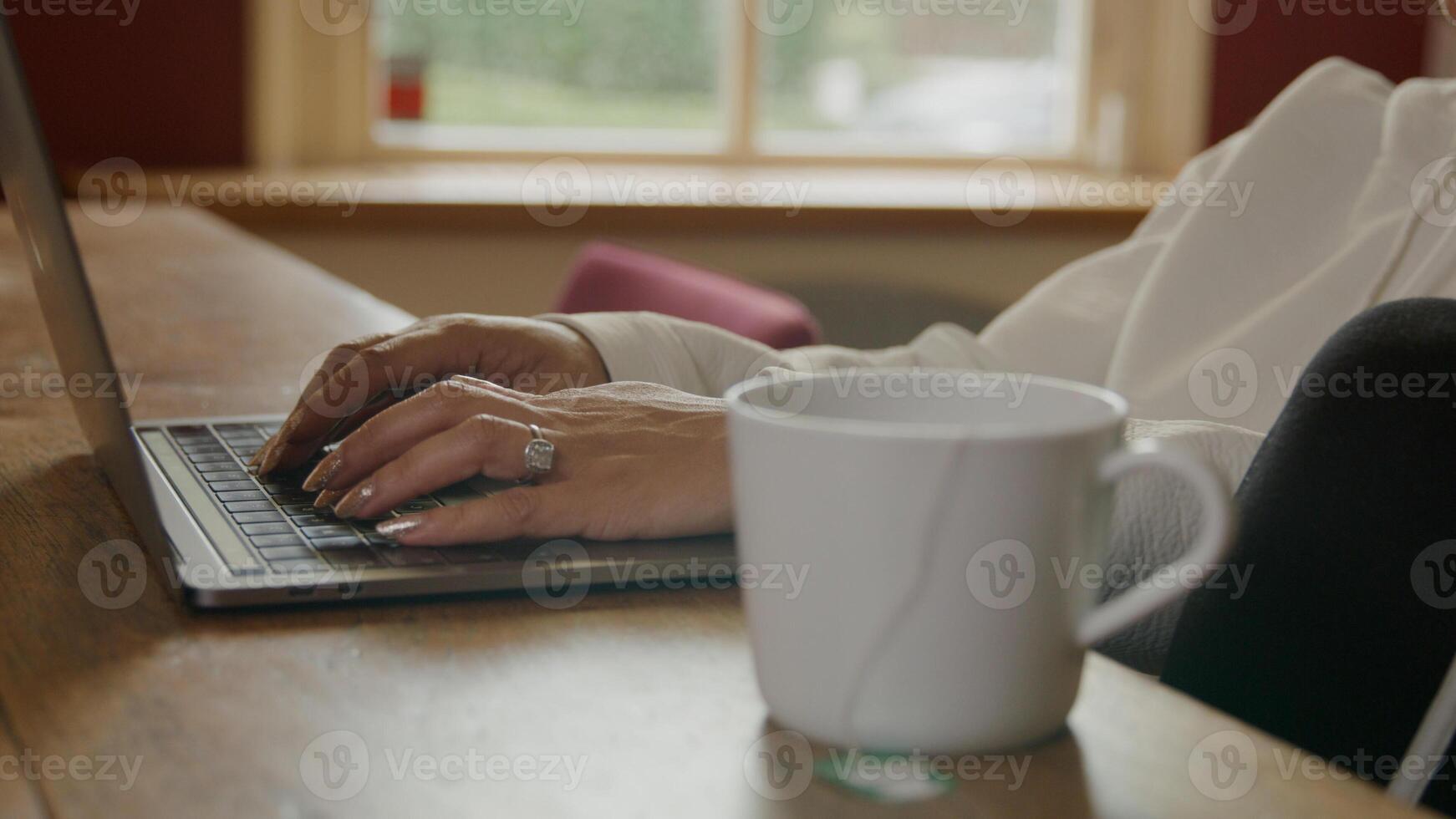 mulher usando laptop na mesa foto