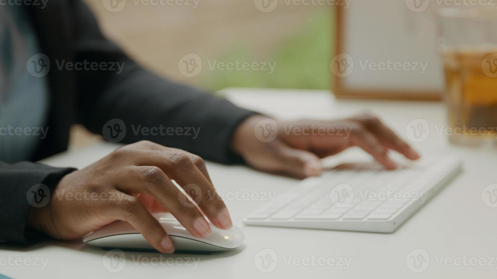 mulher usando teclado e mouse sem fio foto